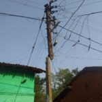 खबर का असर, हवा में झूल रहे अमलडीहा का बिजली खंभे को बदला गया   
