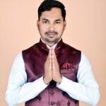 *घर में रखें दो कुर्सी के बीच बैठा था 5 फिट का कोबरा, जितेंद्र सारथी आधी रात गांव पहुंच कर किया खतरनाक रेस्क्यु ।*